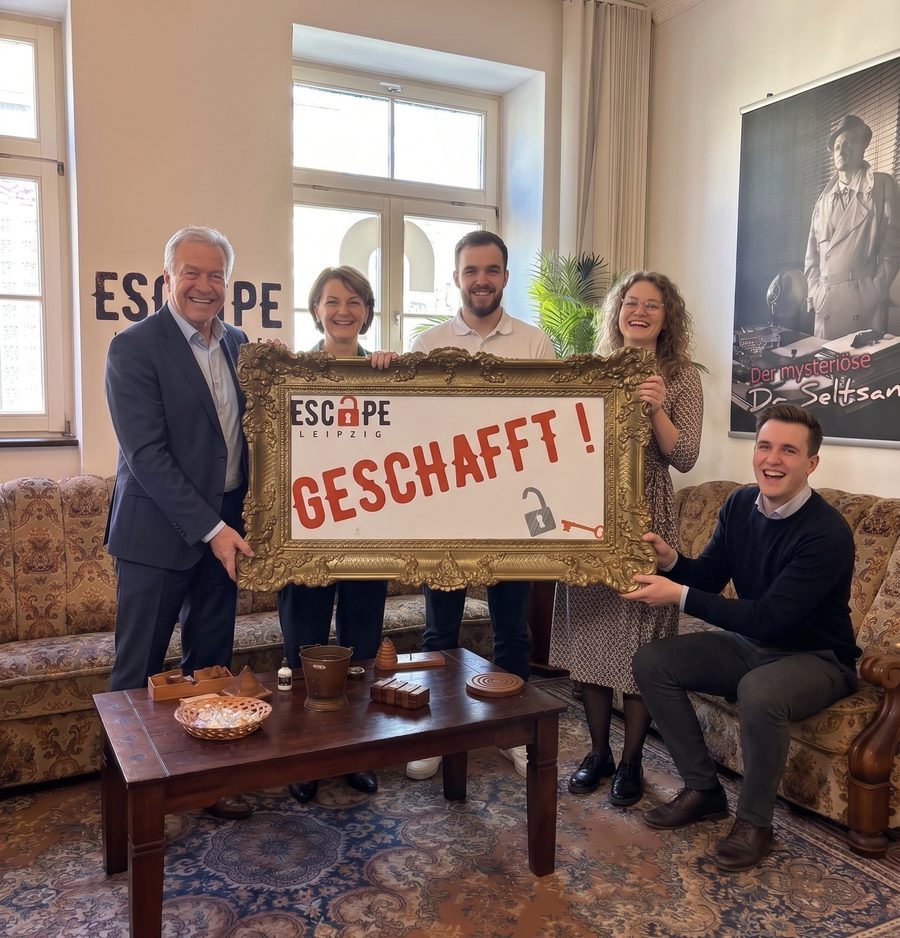 Firmenteam feiert den gemeinsamen Escape-Room-Erfolg bei Escape Leipzig