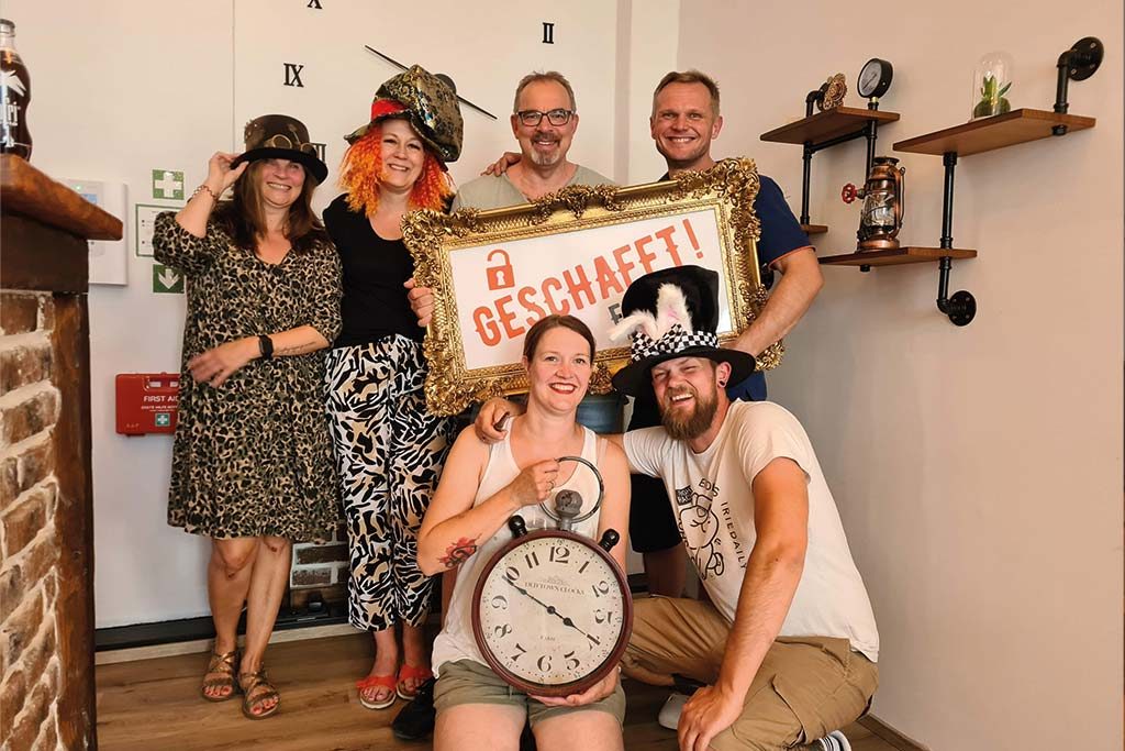 Geburtstag feiern Leipzig, fröhliche Geburtstagsrunde im Escape Room