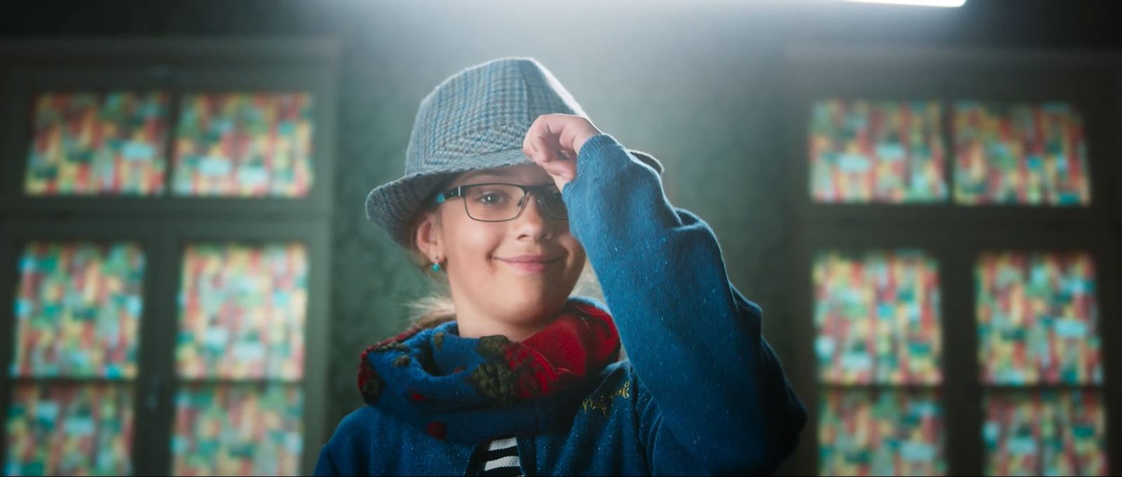 Kindergeburtstag Leipzig, junge Detektivin mit Hut im Escape Room