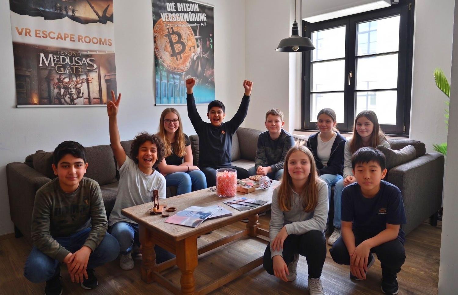 Kindergeburtstag Leipzig, fröhliche Kindergruppe nach dem gelösten Escape Room