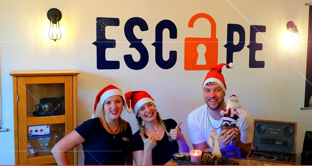 Weihnachtsfeier Leipzig, Team mit Weihnachtsmützen im Escape Room